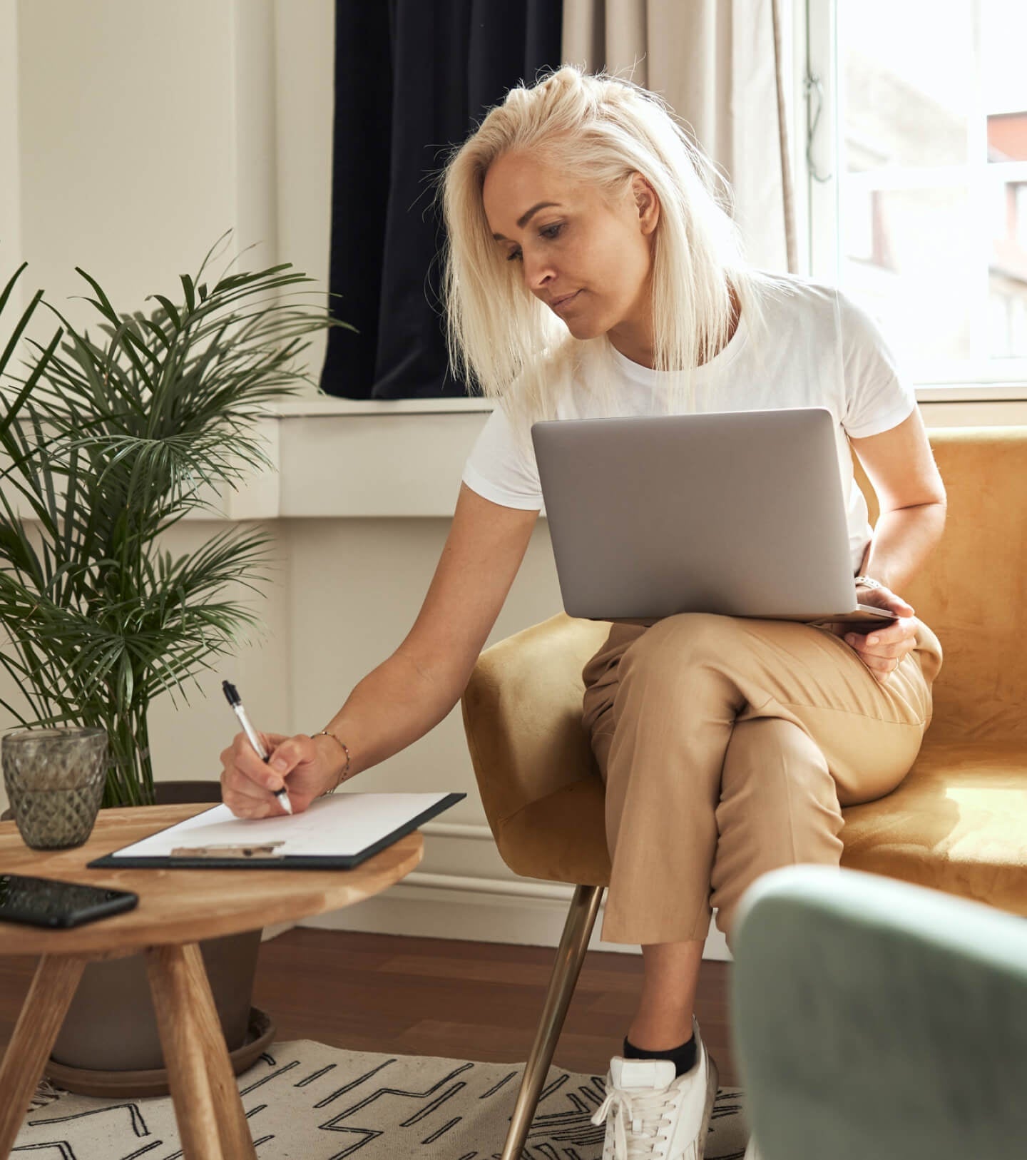 Una donna gestisce i suoi appuntamenti online