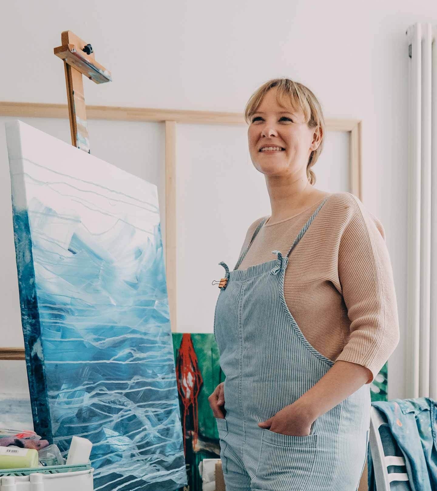 Jimdo customer and artist in her painting studio