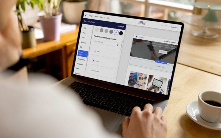 Ein Laptop, auf dem die neuen Smart Apps von Jimdo zu sehen sind.