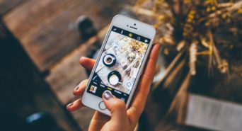 Photo de produits sur une table prise avec un smartphone