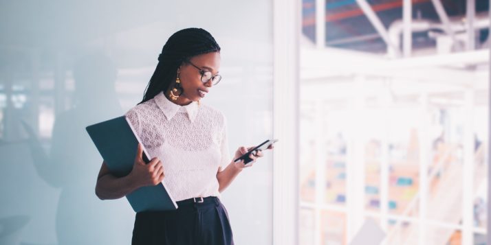 Une femme vérifiant le design responsive de son site Jimdo depuis un smartphone